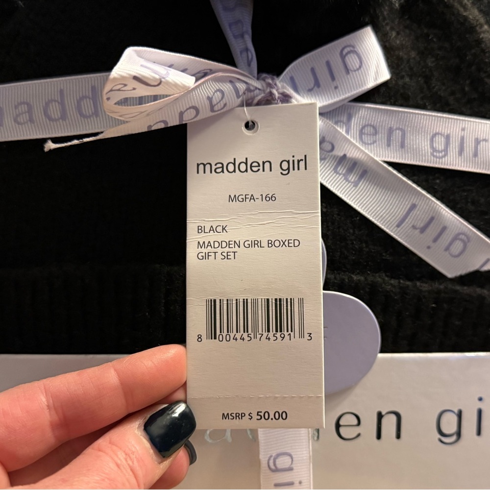 NWT Madden Girl Black Beanie with Pom Pom and Scarf Gift Set - Picture 3 of 6